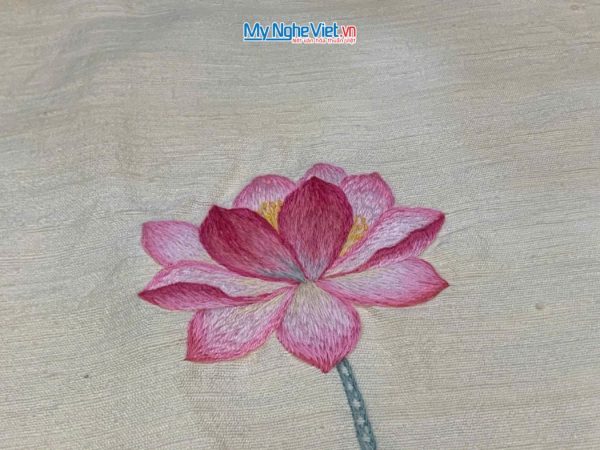Khăn lụa đũi họa tiết hoa sen thêu tay màu kem 100% silk cao cấp