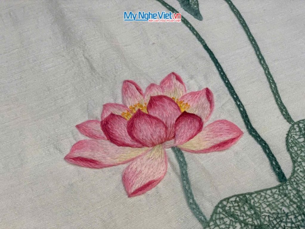 Khăn lụa đũi họa tiết hoa sen thêu tay trắng 100% silk cao cấp