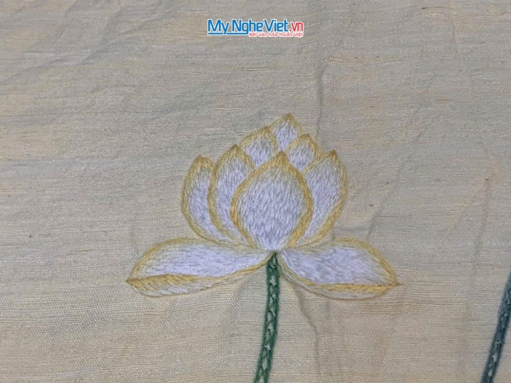 Khăn lụa đũi họa tiết hoa sen thêu tay màu kem 100% silk cao cấp
