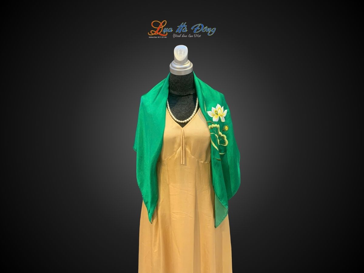 Khăn lụa vuông thêu sen trơn màu xanh lá