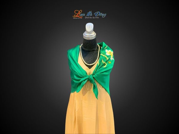Khăn lụa vuông thêu sen trơn màu xanh lá