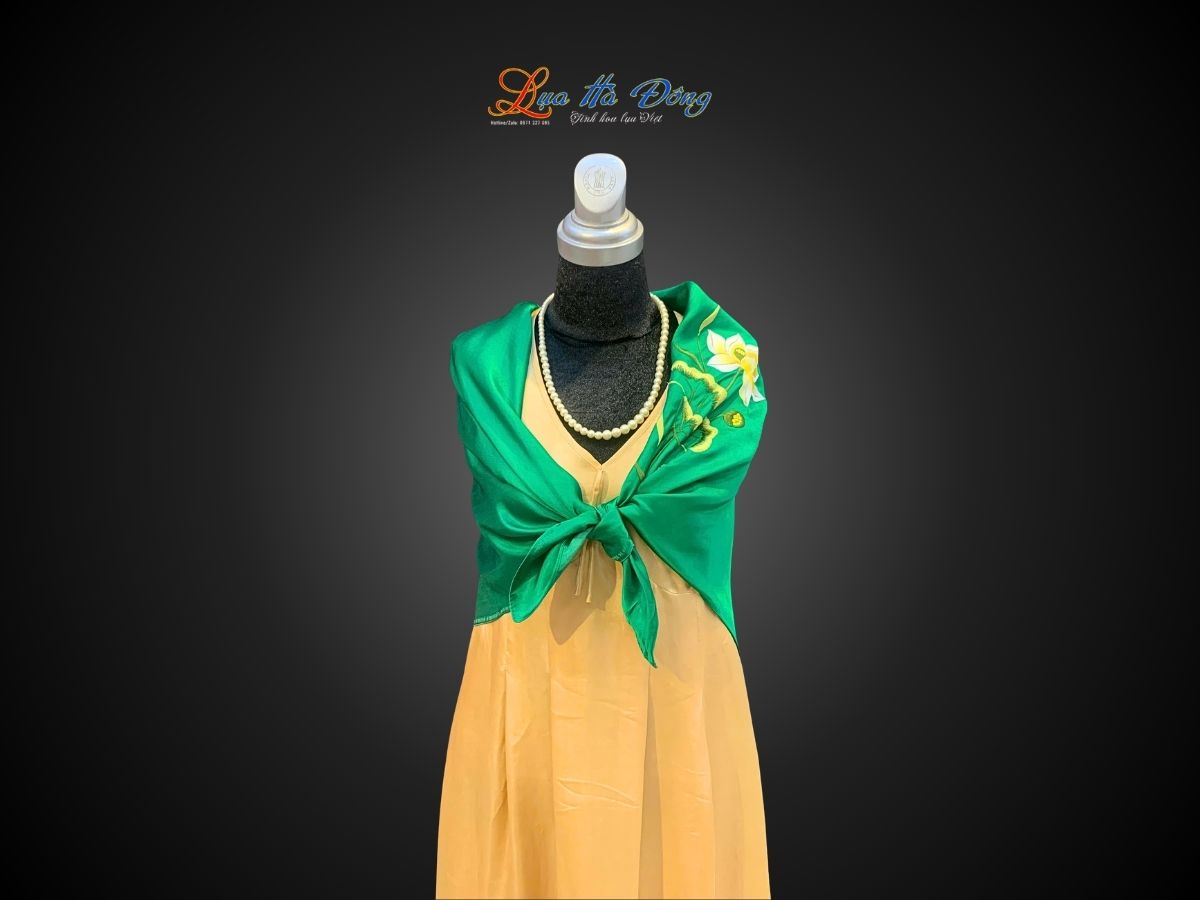 Khăn lụa vuông thêu sen trơn màu xanh lá