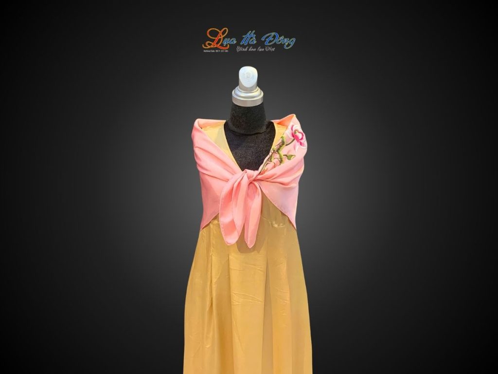 Khăn lụa vuông thêu sen trơn màu hồng phấn