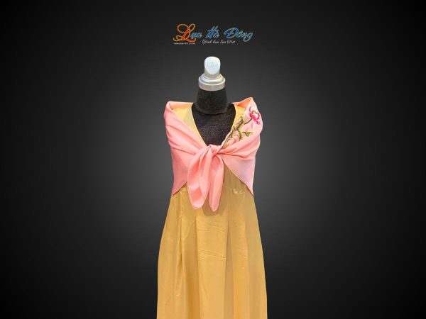 Khăn lụa vuông thêu sen trơn màu hồng phấn