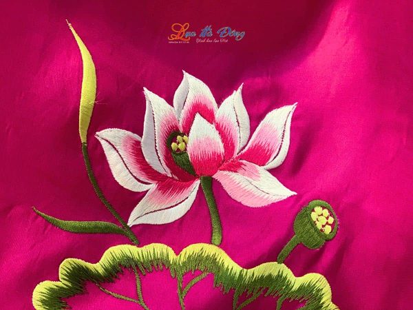 Khăn lụa vuông thêu sen trơn màu hồng tím
