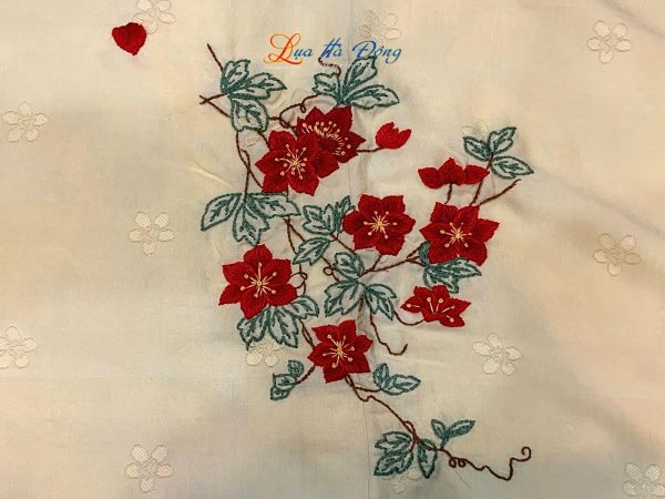 Khăn lụa vân cổ thêu tay mai vàng