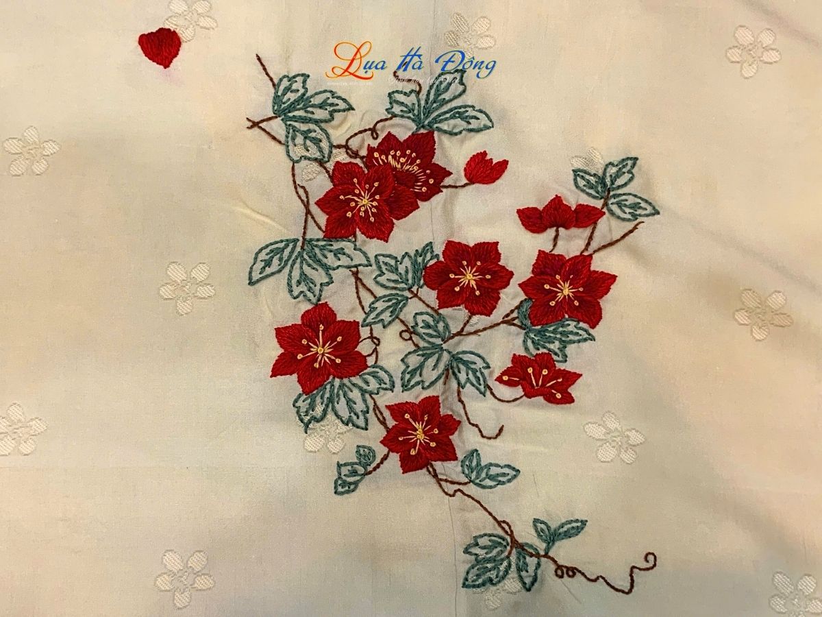 Khăn lụa vân cổ thêu tay mai vàng