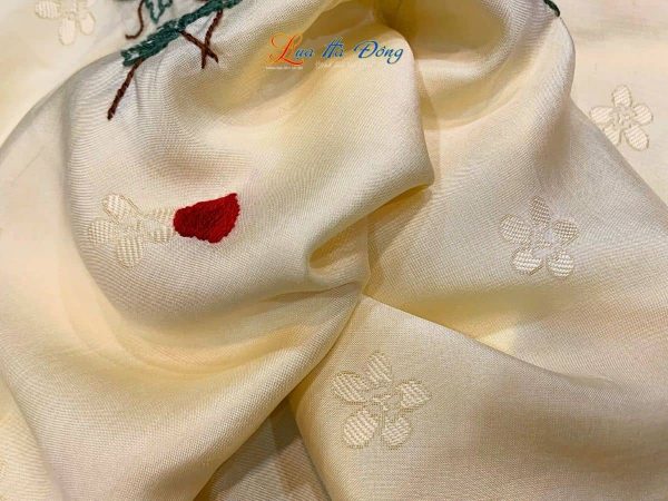 Khăn lụa vân cổ thêu tay mai vàng