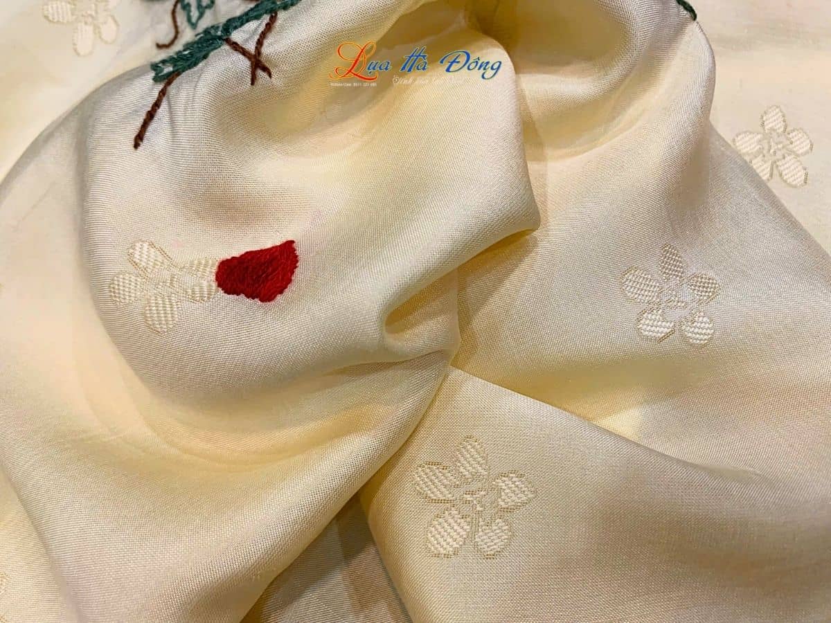 Khăn lụa vân cổ thêu tay mai vàng