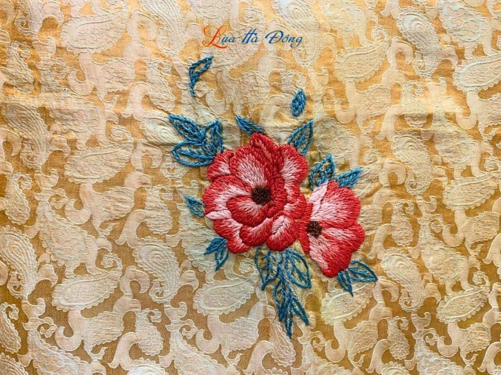 Khăn lụa thêu tay đuôi công vàng đồng