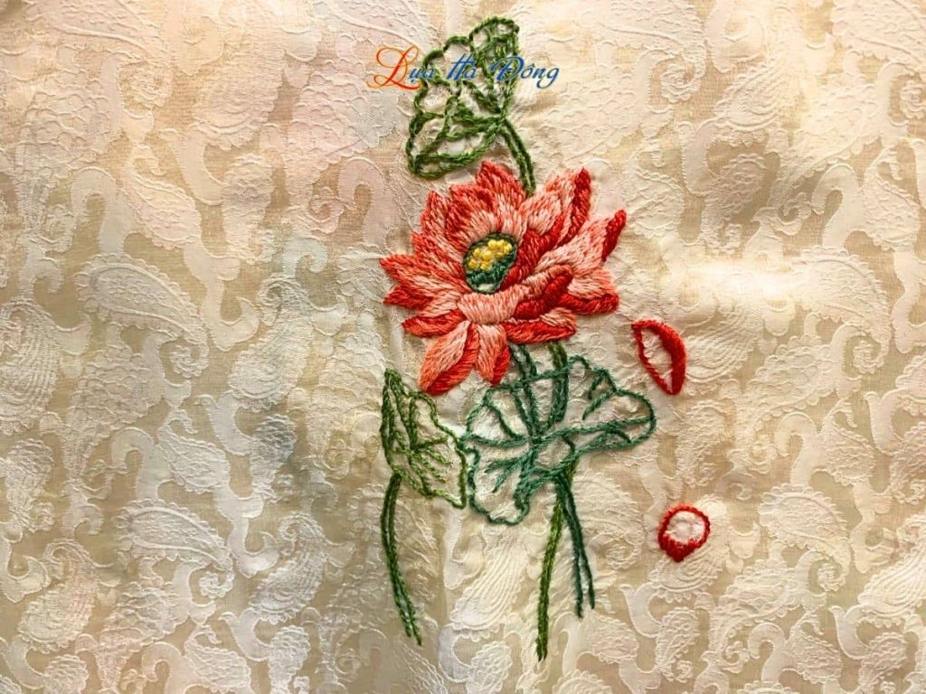 Khăn lụa thêu tay đuôi công kem