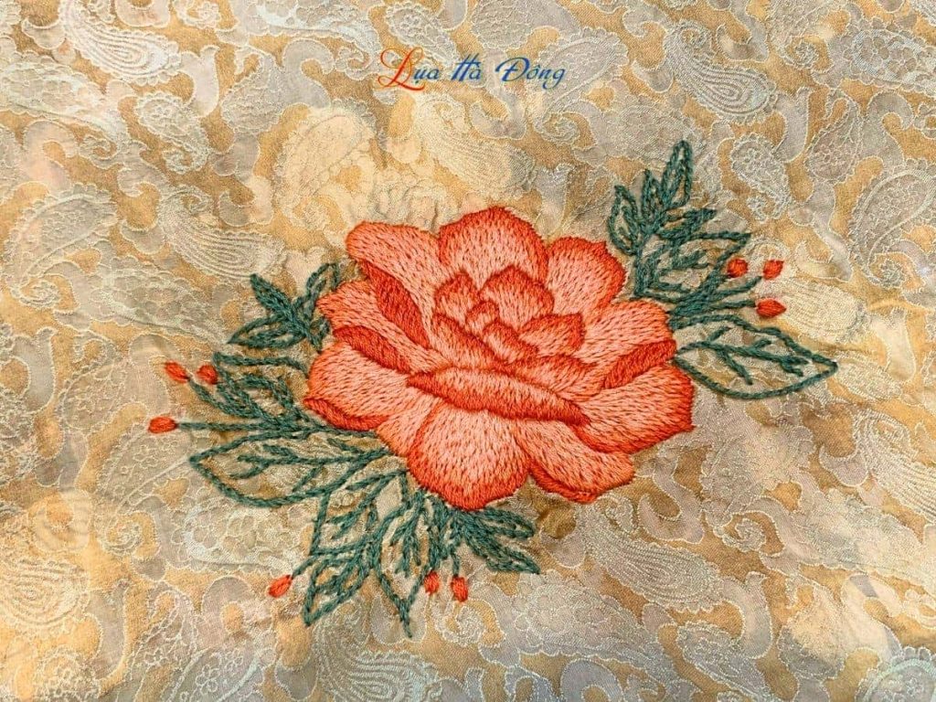 Khăn lụa vuông thêu tay đuôi công vàng đồng