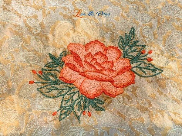 Khăn lụa vuông thêu tay đuôi công vàng đồng