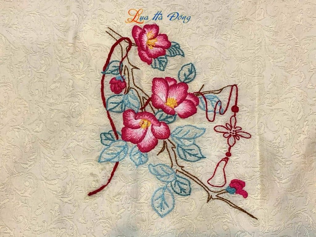 Khăn lụa vân cổ thêu tay lá cây kem