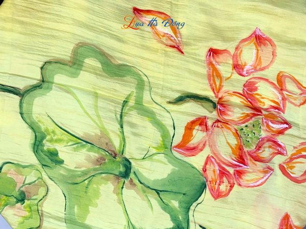 Khăn lụa tơ tằm vẽ tay sen màu vàng