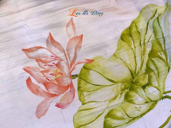 Khăn lụa tơ tằm vẽ tay sen màu tím nhạt