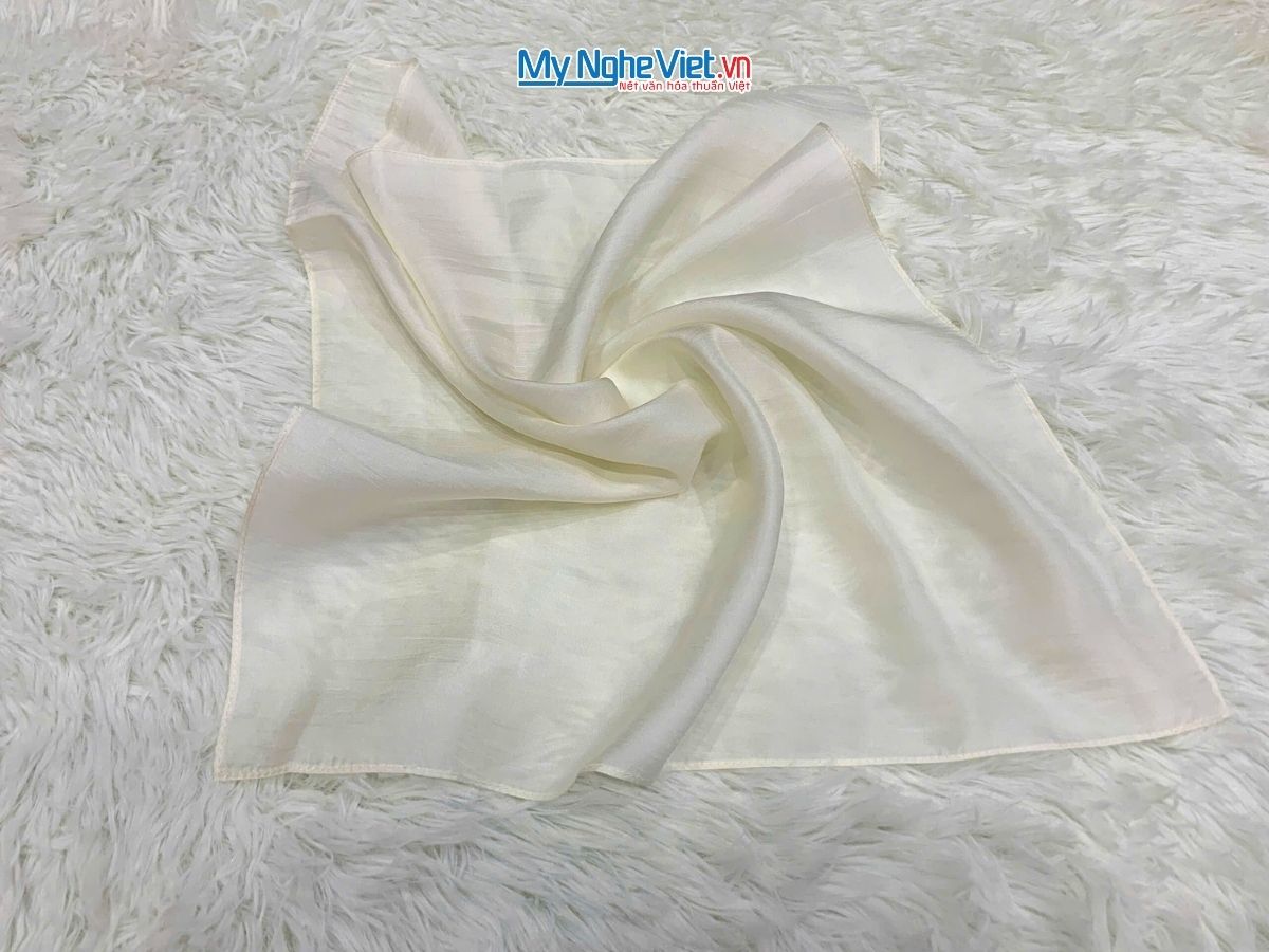 Khăn lụa vuông tơ tằm trơn màu trắng