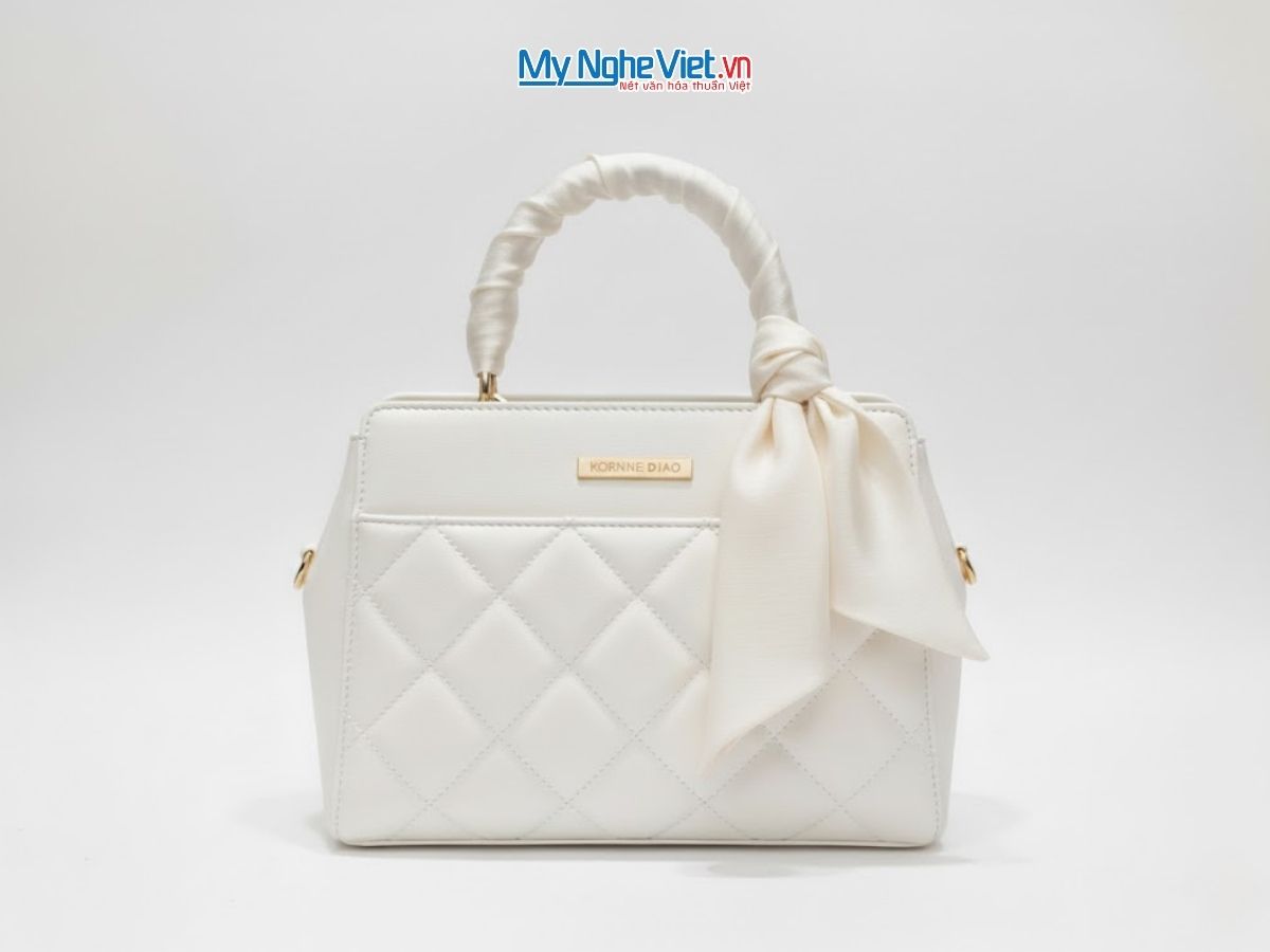 Khăn lụa vuông tơ tằm trơn màu trắng