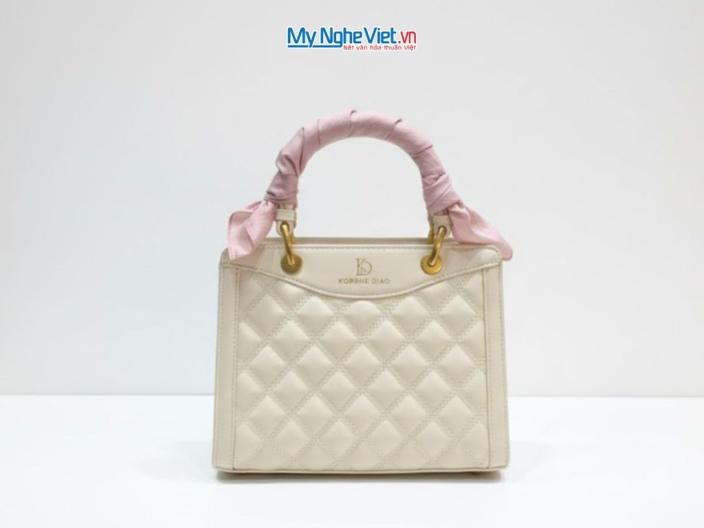 Khăn lụa vuông tơ tằm trơn màu hồng nhạt