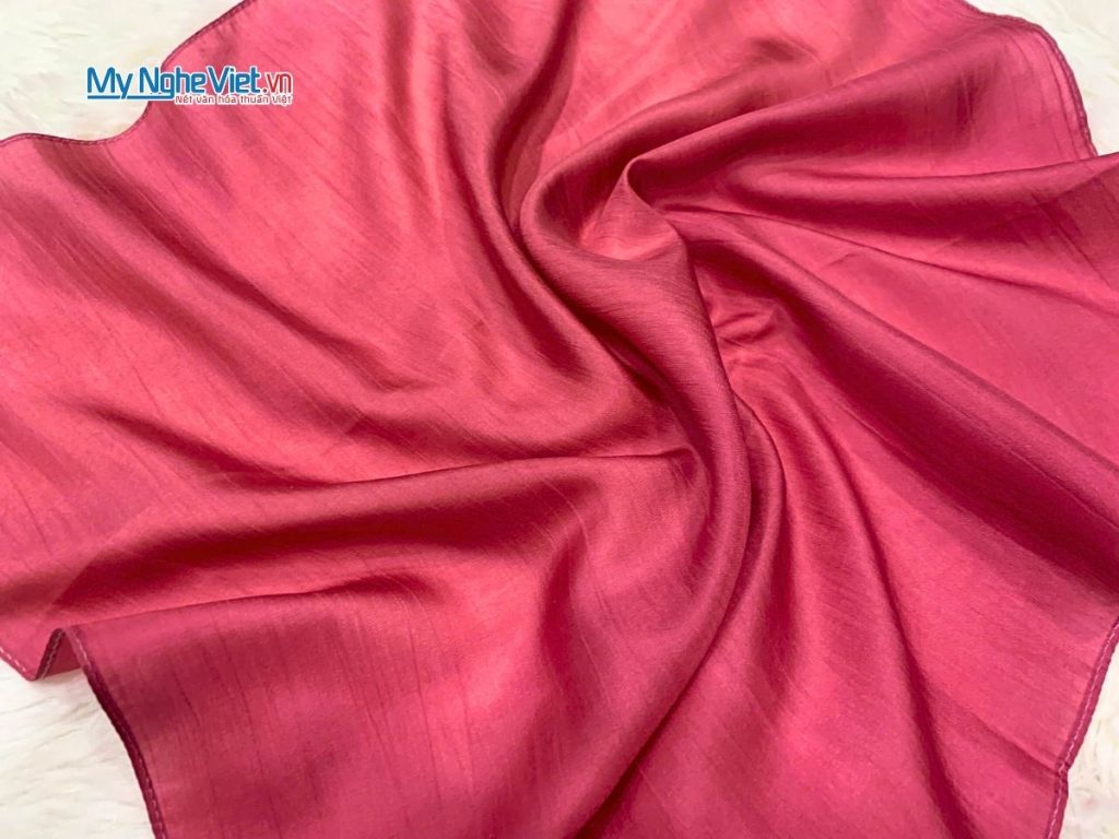 Khăn lụa vuông tơ tằm trơn màu hồng đậm