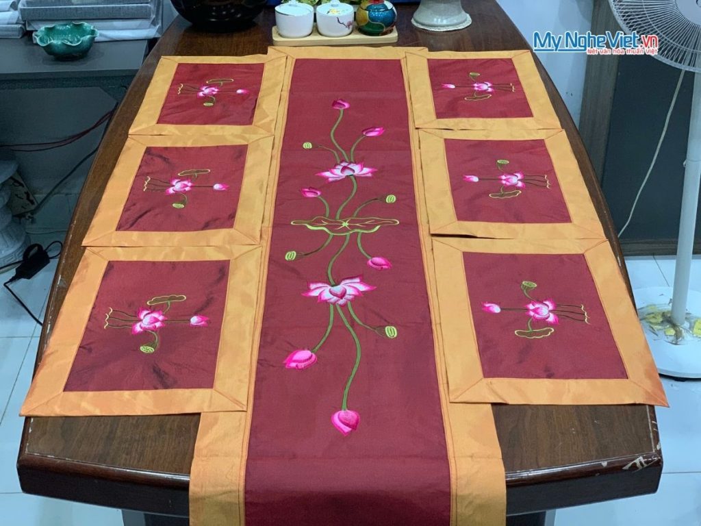 Bộ khăn trải bàn màu nâu cam thêu hoa sen