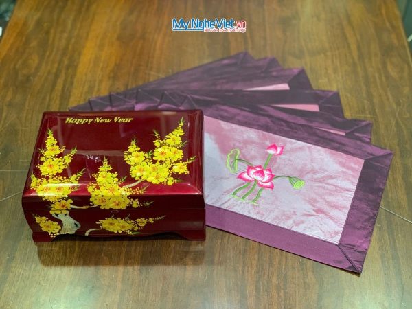 Bộ quà tặng hộp sơn mài hoa mai và bộ khăn trải bàn màu tím thêu sen