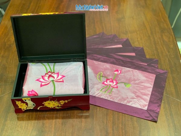 Bộ quà tặng hộp sơn mài hoa mai và bộ khăn trải bàn màu tím thêu sen