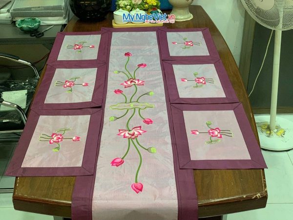Bộ khăn trải bàn màu tím thêu sen