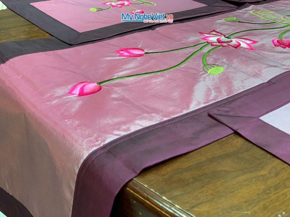 Bộ khăn trải bàn màu tím thêu sen