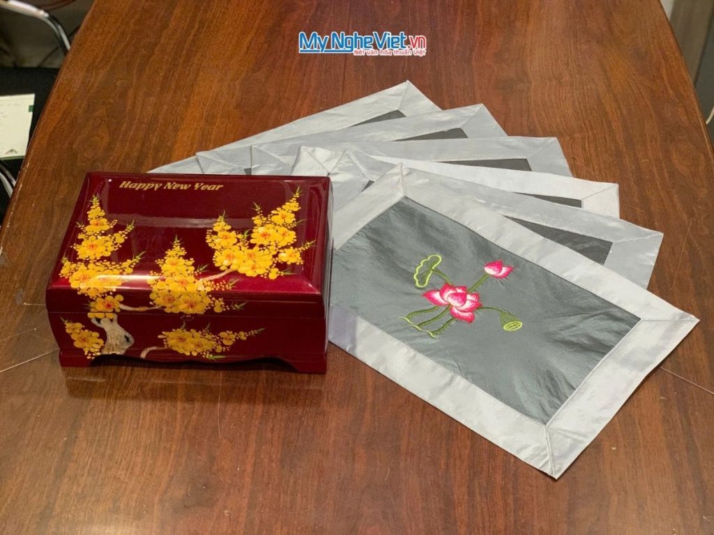 Bộ quà tặng hộp sơn mài hoa mai và bộ khăn trải bàn màu xám thêu sen