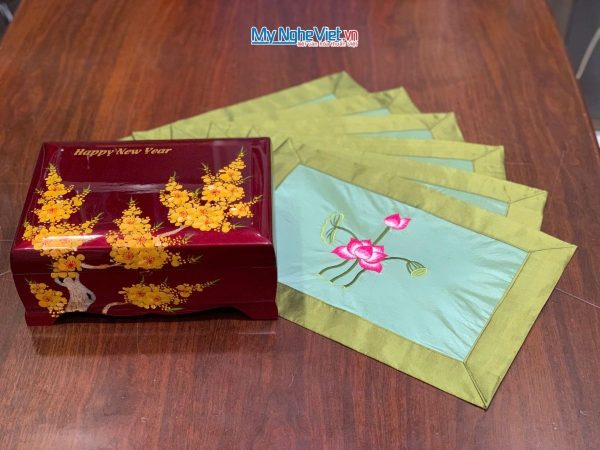 Bộ quà tặng hộp sơn mài hoa mai và bộ khăn trải bàn xanh lá thêu sen