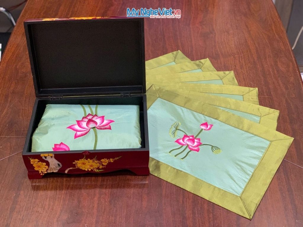 Bộ quà tặng hộp sơn mài hoa mai và bộ khăn trải bàn xanh lá thêu sen