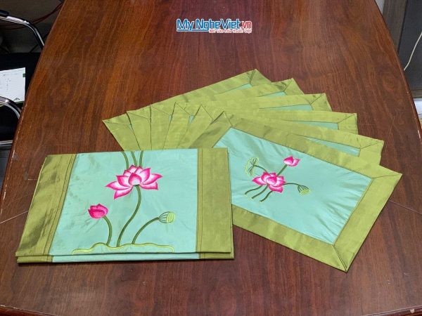 Bộ khăn trải bàn xanh lá thêu sen