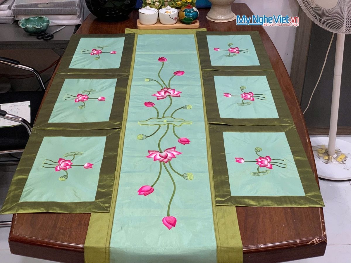 Khăn trải bàn màu xanh thêu sen