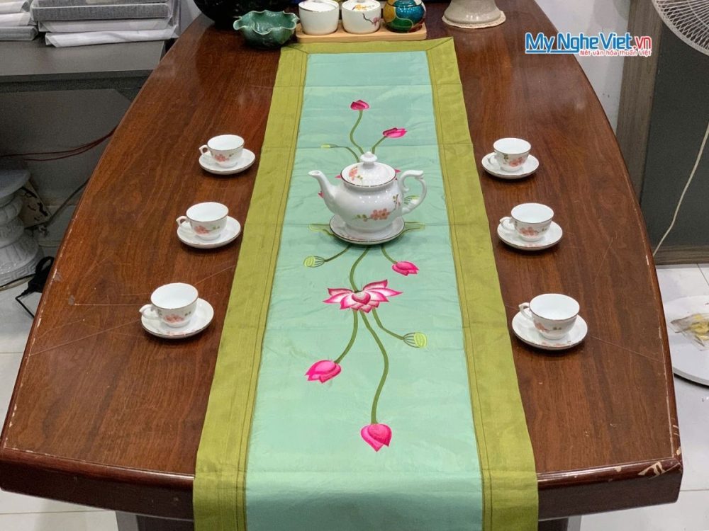 Khăn trải bàn màu xanh thêu sen