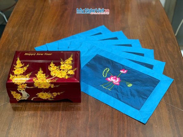 Bộ quà tặng hộp sơn mài hoa mai và bộ khăn trải bàn xanh đậm thêu sen