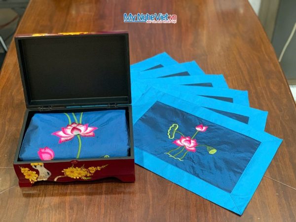 Bộ quà tặng hộp sơn mài hoa mai và bộ khăn trải bàn xanh đậm thêu sen