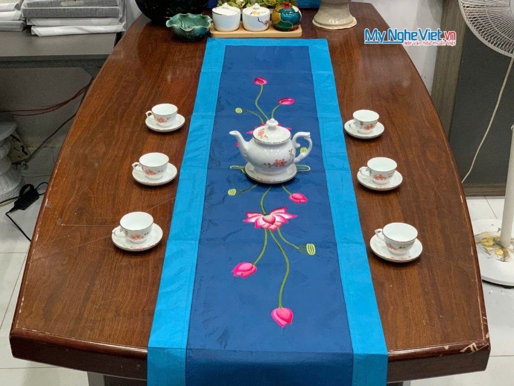 Bộ khăn trải bàn xanh đậm thêu sen