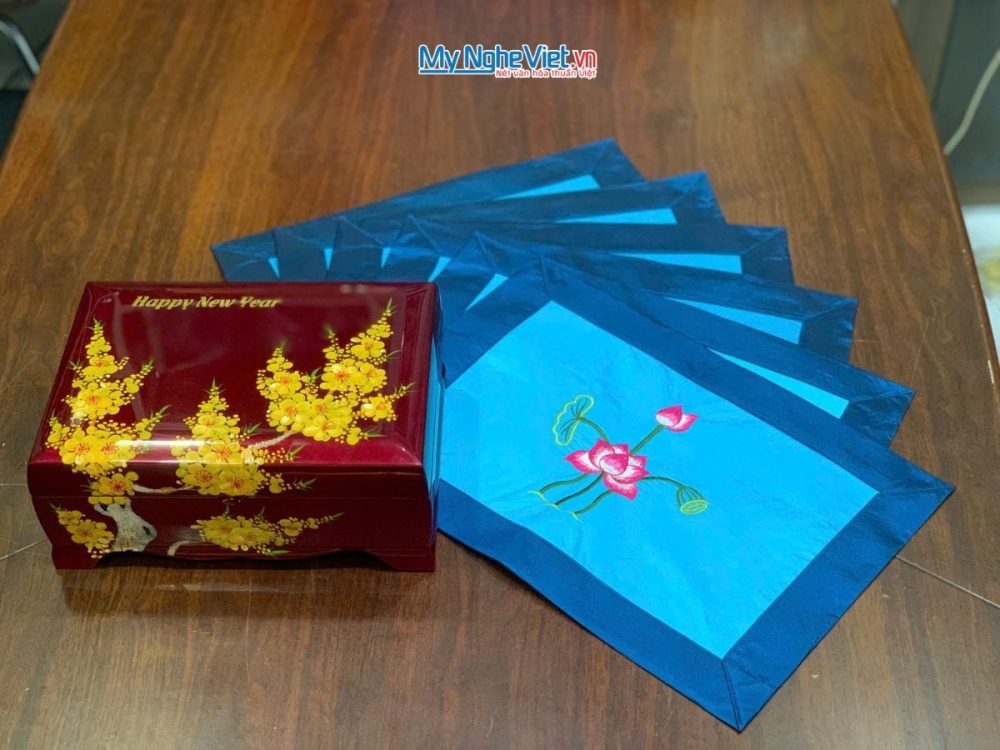 Bộ quà tặng hộp sơn mài hoa mai và bộ khăn trải bàn xanh nhạt thêu sen