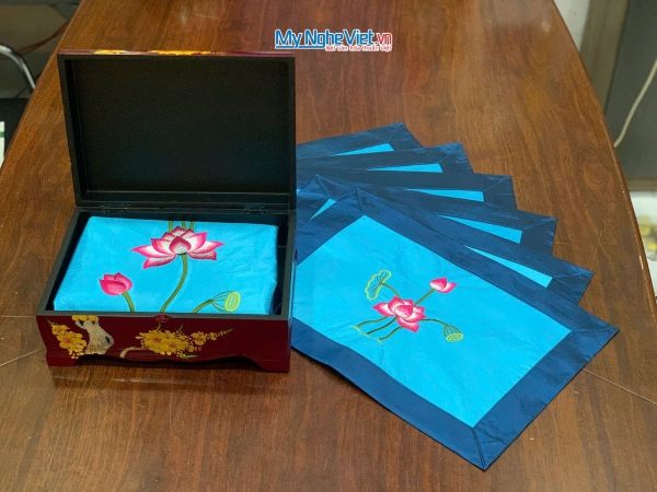 Bộ quà tặng hộp sơn mài hoa mai và bộ khăn trải bàn xanh nhạt thêu sen