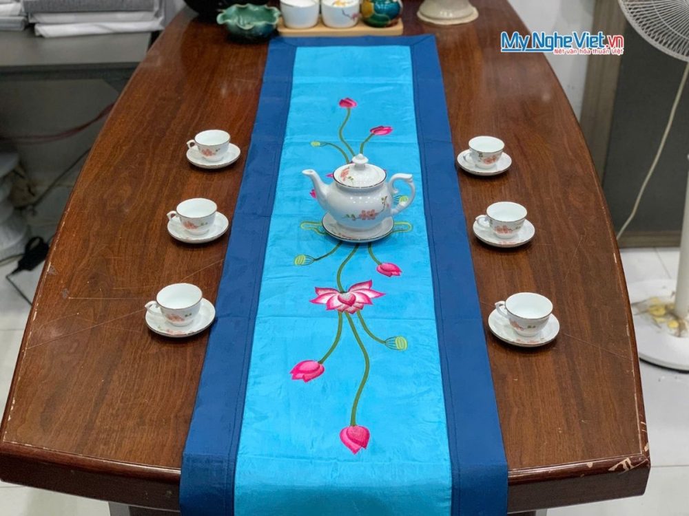 Khăn trải bàn màu xanh dương thêu sen
