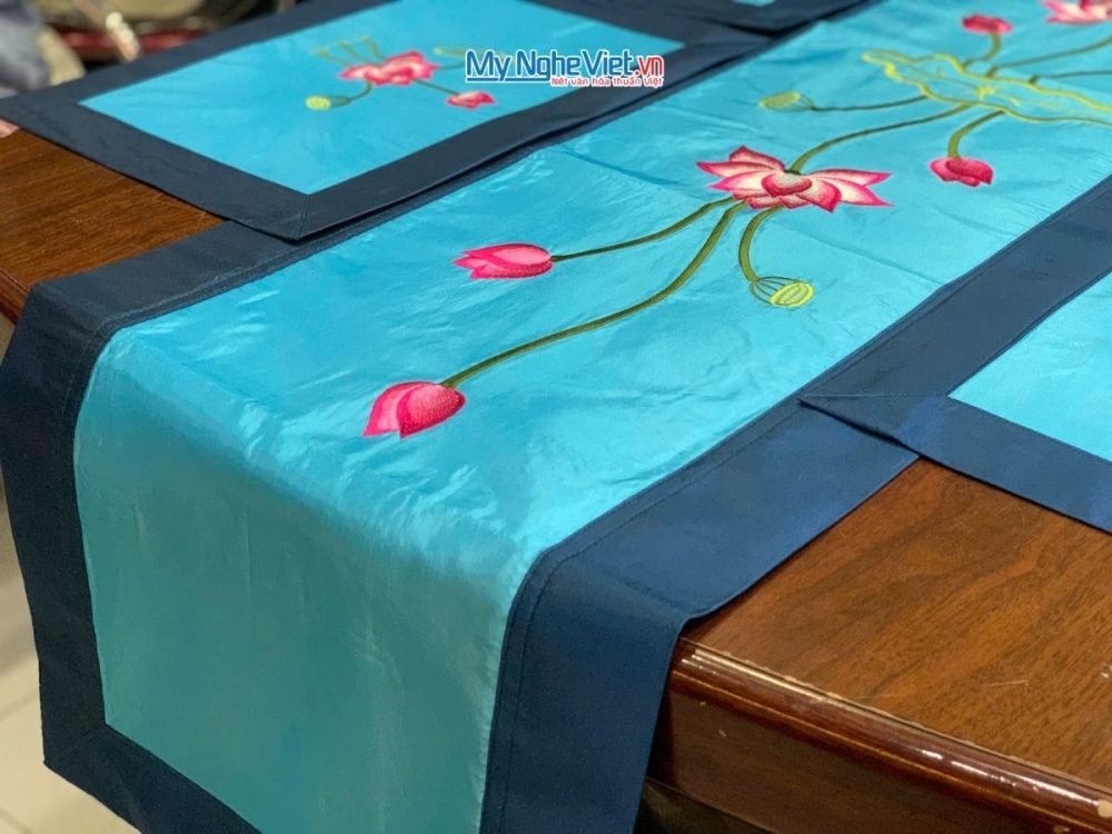 Khăn trải bàn màu xanh dương thêu sen