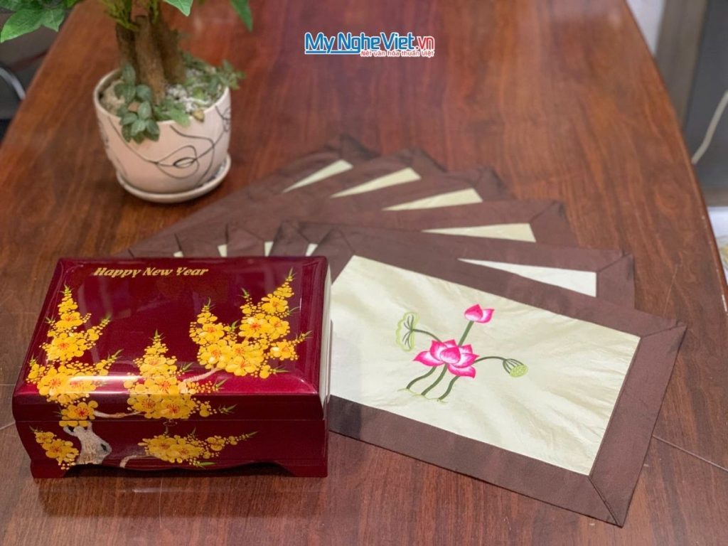 Bộ quà tặng hộp sơn mài hoa mai và bộ khăn trải bàn màu kem thêu sen