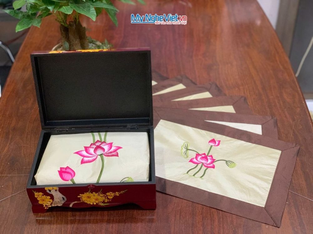 Bộ quà tặng hộp sơn mài hoa mai và bộ khăn trải bàn màu kem thêu sen