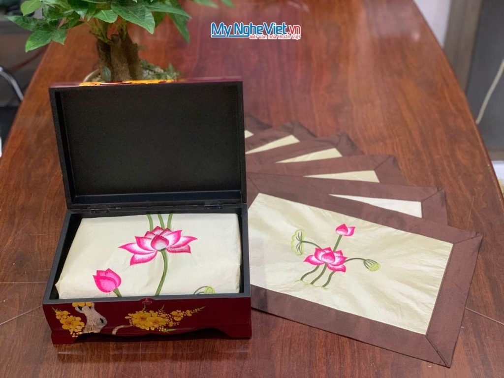Bộ quà tặng hộp sơn mài hoa mai và bộ khăn trải bàn màu kem thêu sen