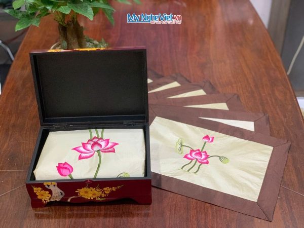Bộ quà tặng hộp sơn mài hoa mai và bộ khăn trải bàn màu kem thêu sen