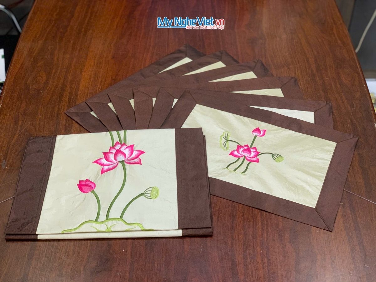 Bộ quà tặng hộp sơn mài cò sen và khăn trải bàn màu kem thêu sen CBHSMHD2030/1 - Set Quà Tết 2026 - Ảnh 6
