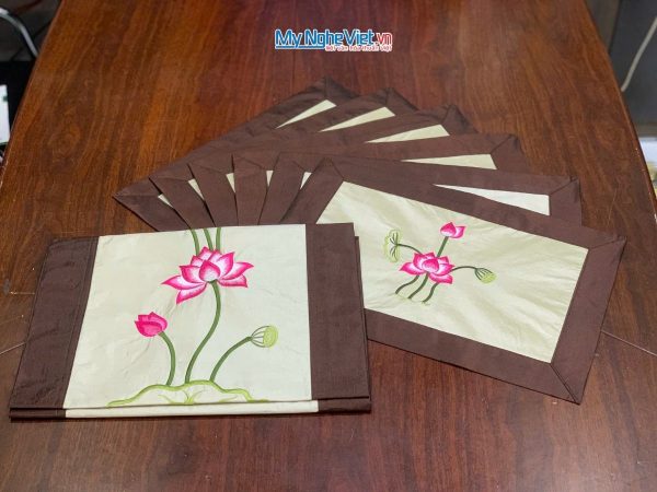 Bộ khăn trải bàn màu kem thêu sen