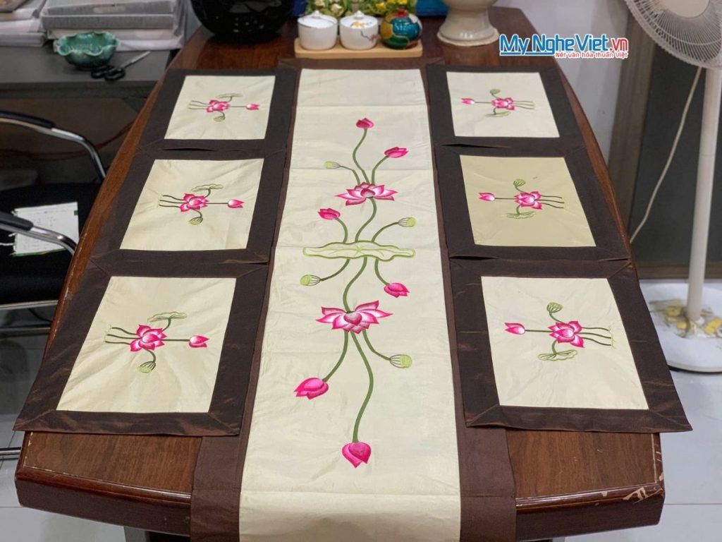 Bộ khăn trải bàn màu trắng sữa thêu hoa sen