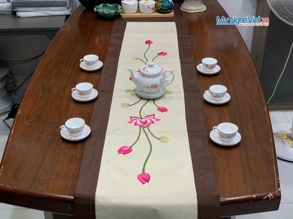 Bộ khăn trải bàn màu kem thêu sen